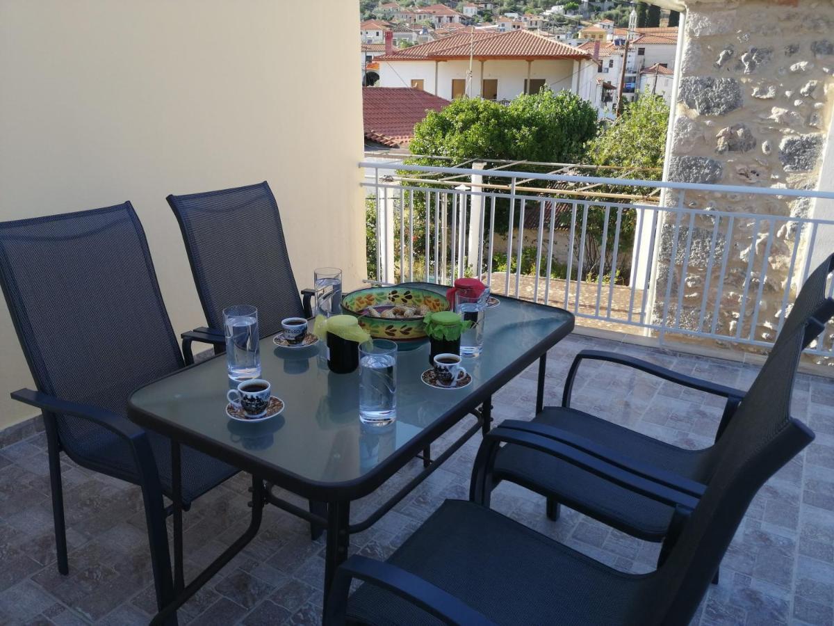 Ferienwohnung Sunny Cozy House With Grand Courtyard Leonídion Exterior foto