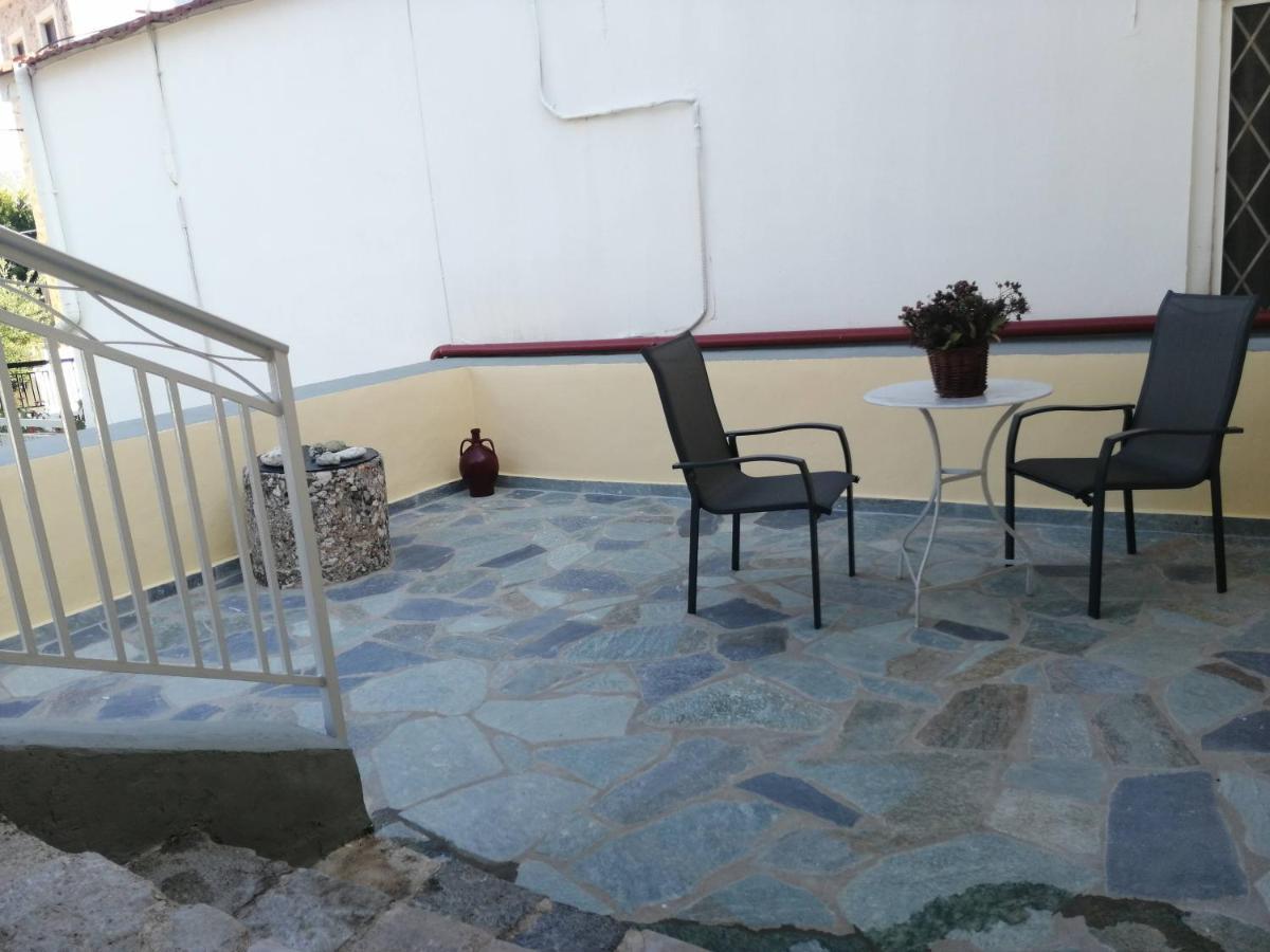 Ferienwohnung Sunny Cozy House With Grand Courtyard Leonídion Exterior foto