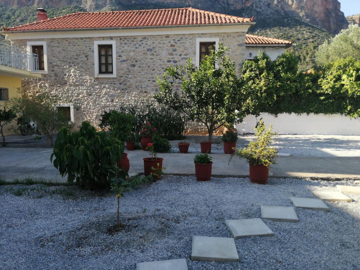 Ferienwohnung Sunny Cozy House With Grand Courtyard Leonídion Exterior foto